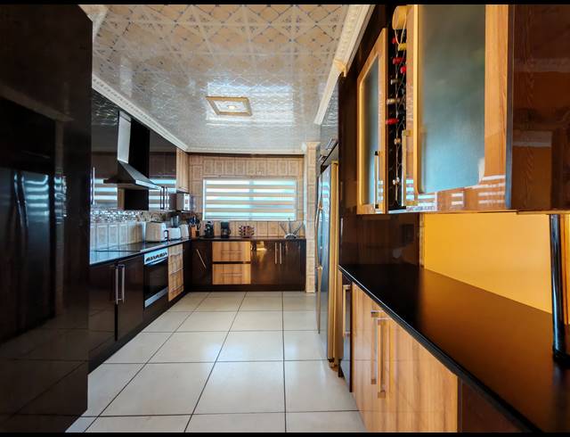 6 BEDROOM HOUSE FOR SALE IN THREE RIVERS EAST